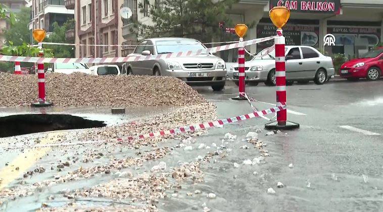 Sağanak sonrası Ankara’da yol çöktü 24